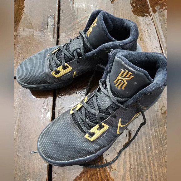 👟 Nike Kyrie Flytrap 4 Black Metallic Gold size 8.5 - Picture 2 of 10
